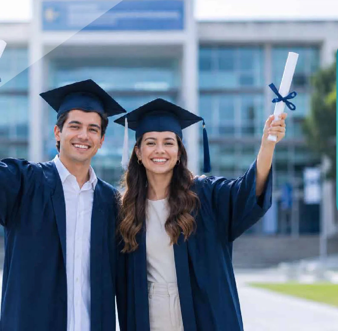 Dos jóvenes recién graduados celebrando con sus diplomas