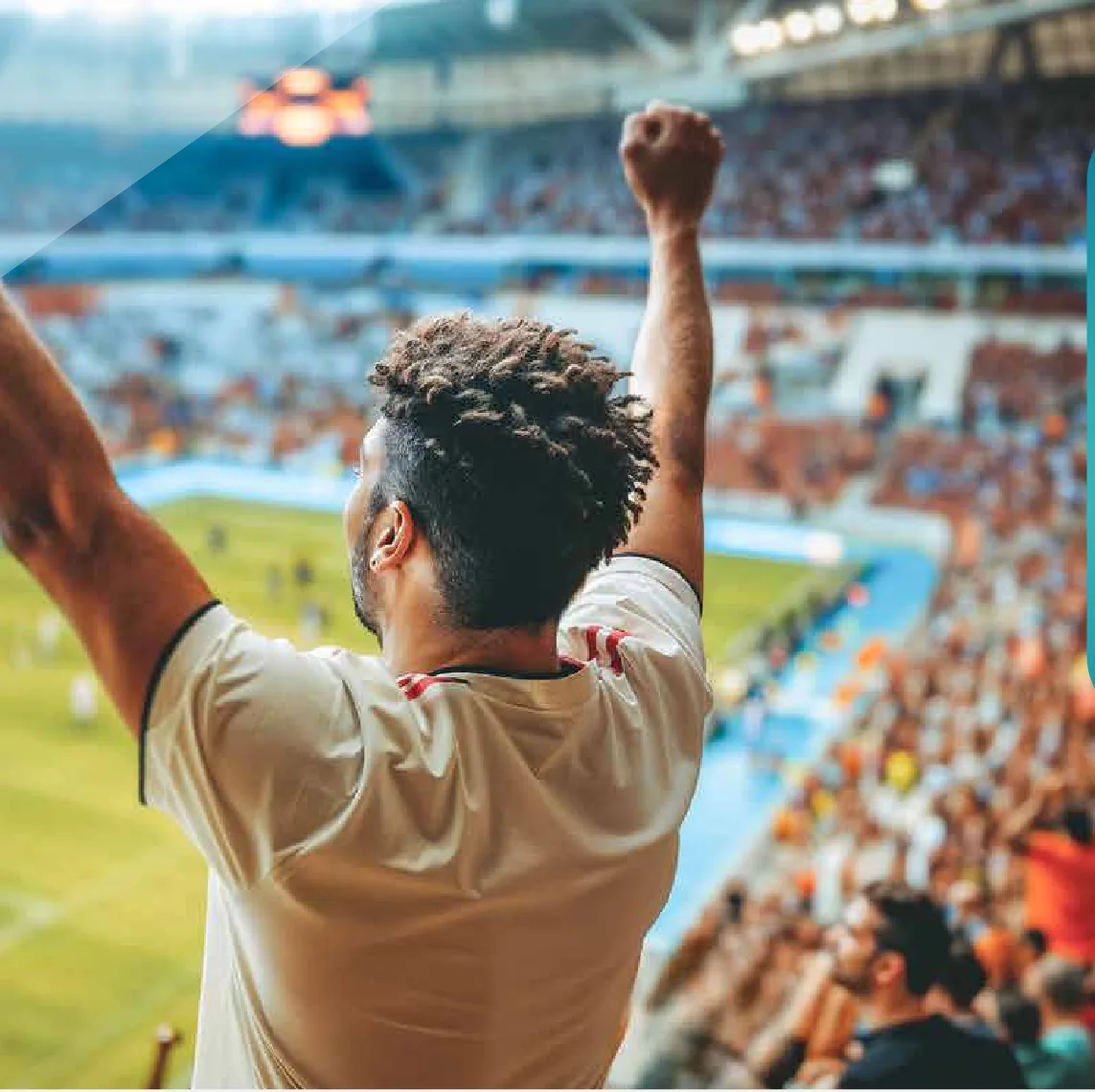 Hincha celebrando en la tribuna de un estadio de fútbol