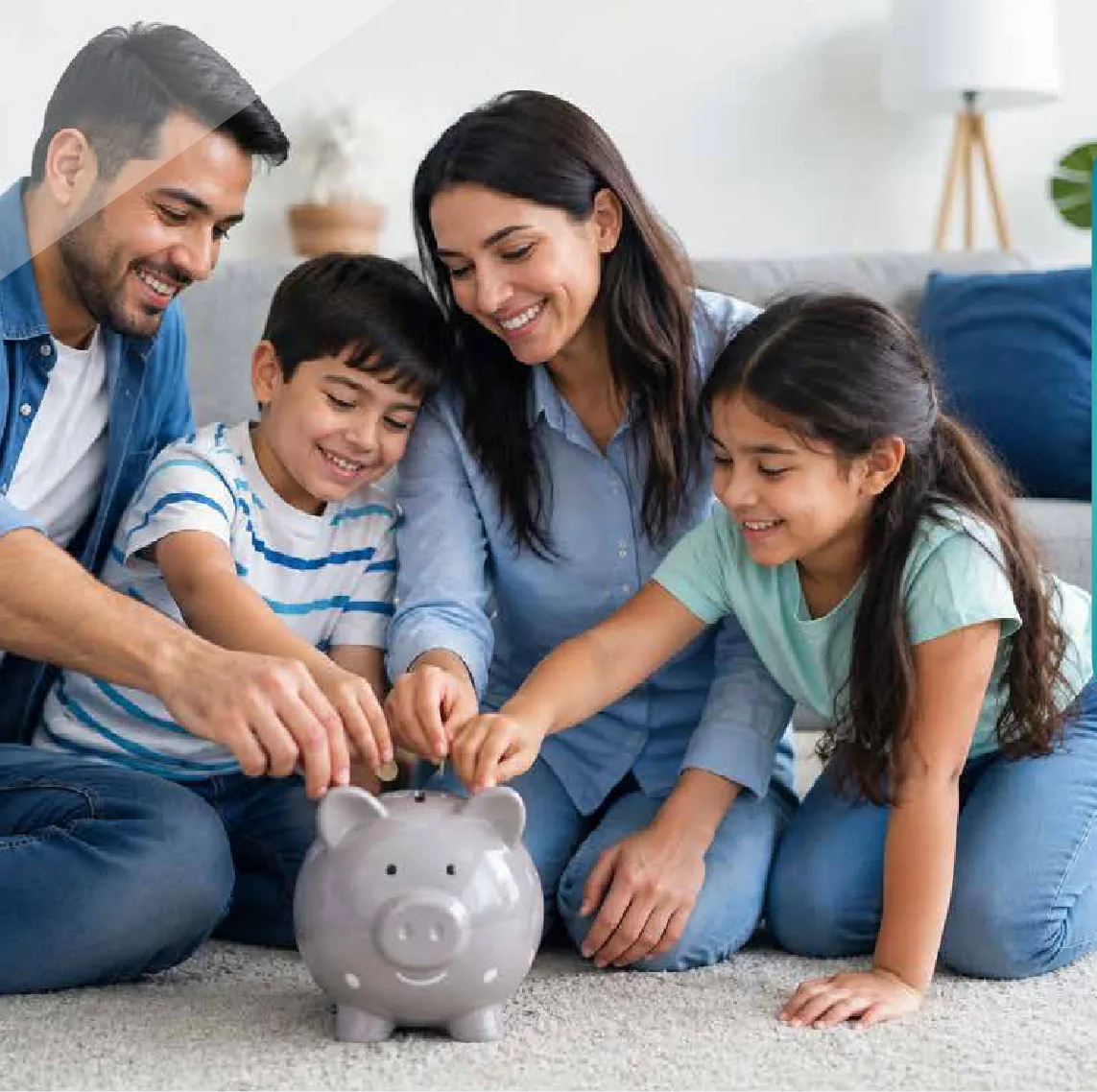 Familia con dos hijos depositando monedas en una alcancía